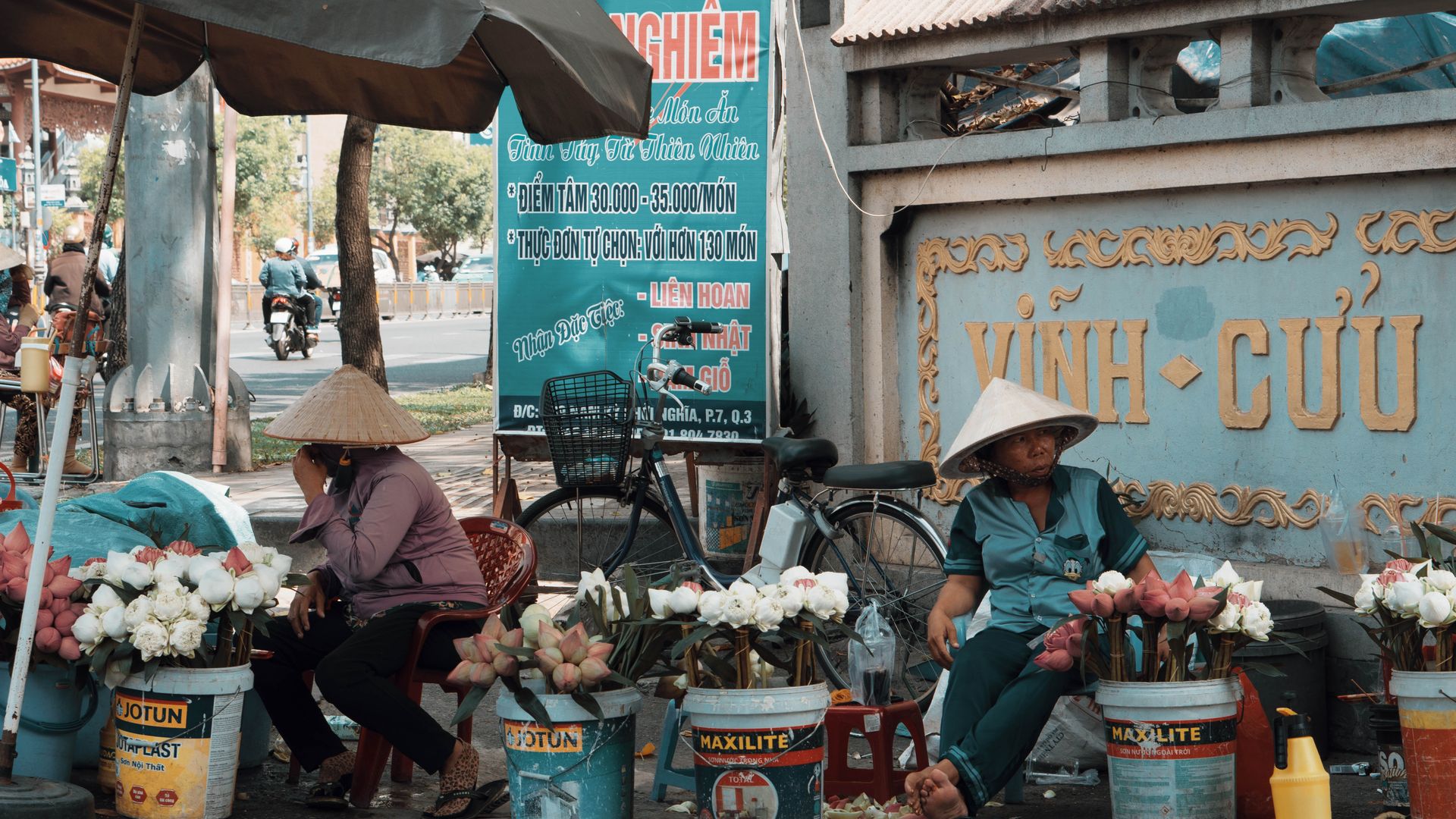 Vietnam Practical Guide: Official Websites, Booking Platforms, Transport, SIM, Money, Emergency Numbers