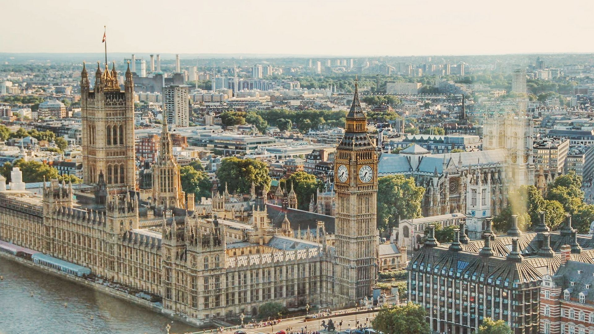 United Kingdom Practical Guide: Official Websites, Booking Platforms, Transport, SIM, Money, Emergency Numbers
